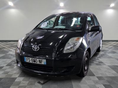 une photo d'une Toyota Yaris noire garée dans un garage