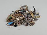 une pile de bijoux assortis sur une surface blanche
