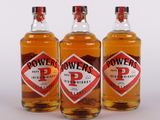 trois bouteilles de whisky irlandais « Power » alignées les unes à côté des autres