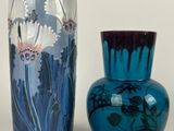 deux vases posés l'un à côté de l'autre sur une table