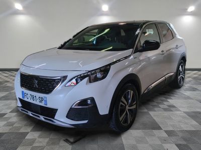 la voiture blanche est garée dans le garage sur un sol en damier