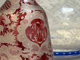 deux vases posés l'un à côté de l'autre sur une table