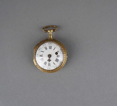 une montre de poche en or avec des chiffres romains sur le cadran