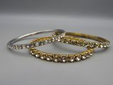 une paire de bracelets en or et en argent ornés de cristaux