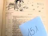 un livre sur lequel figure la photo d'une petite fille et un bout de papier sur lequel il y a quelque chose d'écrit