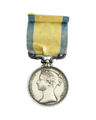 Gros plan sur une médaille entourée d'un ruban