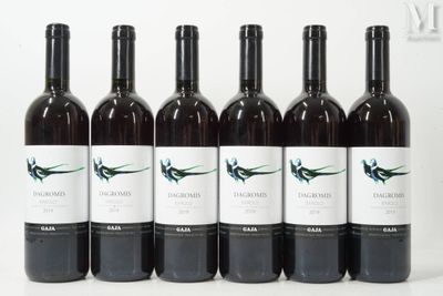 six bouteilles de vin sont alignées sur une surface blanche