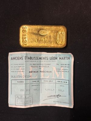 a small piece of gold on a black table