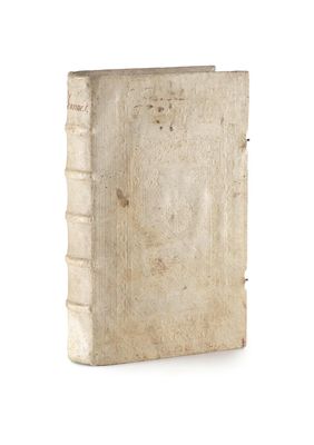 un vieux livre posé sur une surface blanche