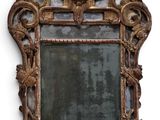 un miroir accroché au mur de la pièce