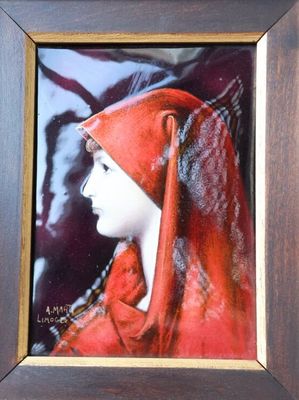 tableau représentant une femme portant un foulard rouge, dans un cadre en bois
