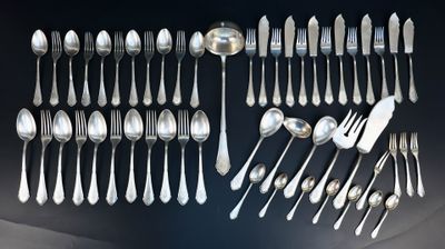 beaucoup de cuillères en argent et de cuillères sur une table