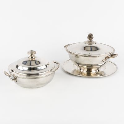 deux assiettes et soucoupes en métal argenté posées sur un plateau blanc