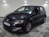 la volkswagen polo noire est garée sur un carrelage à carreaux