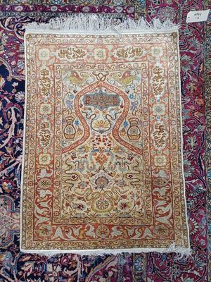 un tapis persan ancien exposé dans un musée