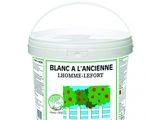 un gros plan d'un seau rempli de nourriture sur fond blanc