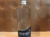 une bouteille de vodka vide posée sur une table