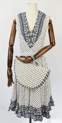 un mannequin vêtu d'une robe, exposé sur un présentoir