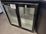 deux portes vitrées ouvertes dans un magasin