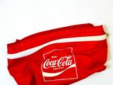 une pochette rouge sur laquelle figure le logo Coca-Cola