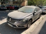voitures garées sur le bord de la route, dans un parking