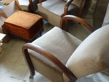 plusieurs chaises et une table dans un salon avec une cheminée