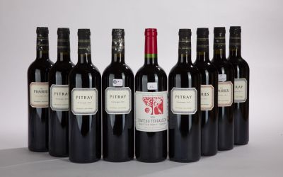 six bouteilles de vin sont alignées sur une table