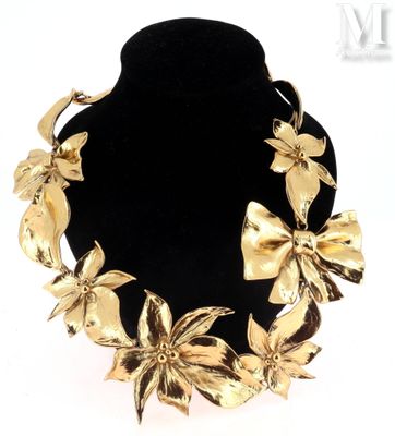 une image représentant un collier en or orné de fleurs et de feuilles