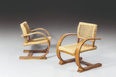 deux chaises en bois avec des assises en osier sur fond blanc