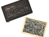 deux œuvres d'art sur une surface blanche, accompagnées d'une feuille de papier