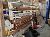 de nombreux rouleaux de bois empilés sur un rayonnage dans un entrepôt