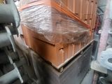 une pile de cartons posée sur une palette dans un entrepôt