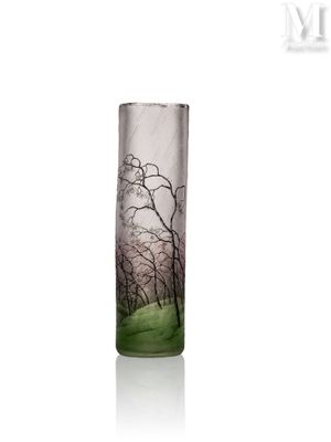 un grand vase en verre orné d'un motif représentant des arbres