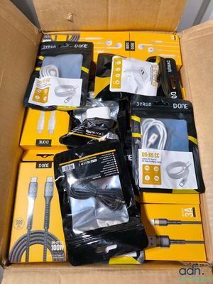 une boîte contenant tout un tas d'appareils électroniques