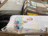 une boîte remplie d'articles pour bébé posée par terre