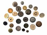 plusieurs types de boutons différents sur une surface blanche