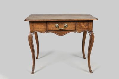 une petite table en bois surmontée d'un tiroir