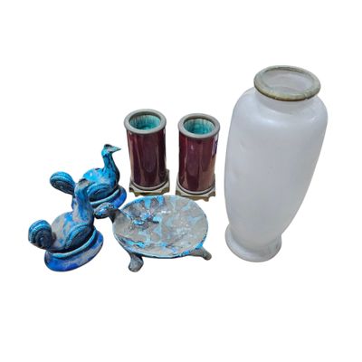trois vases et une assiette sur fond blanc
