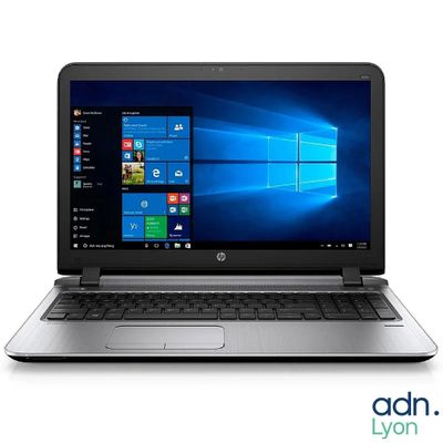 un ordinateur portable dont l'écran affiche Windows 10 et le logo Windows 10