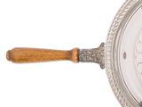 une horloge argentée avec une poignée en bois sur fond blanc