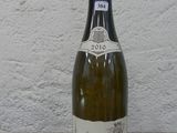 une bouteille de vin posée sur une table