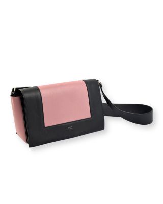 un sac à main noir et rose avec une bandoulière noire sur fond blanc