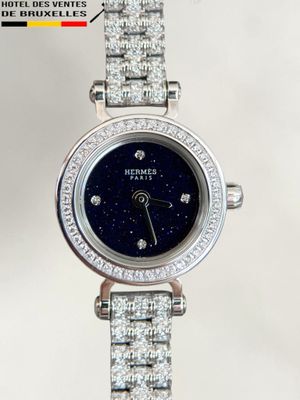 Gros plan sur une montre-bracelet ornée de diamants