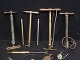 un grand nombre d'outils posés sur la table