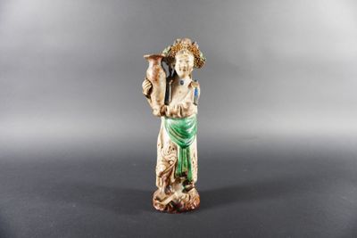 Statuette en grès émaillé polychrome représentant une femme …