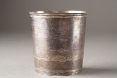 une coupe en argent posée sur une table