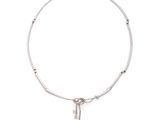 un gros plan d'un collier en argent orné d'une clé