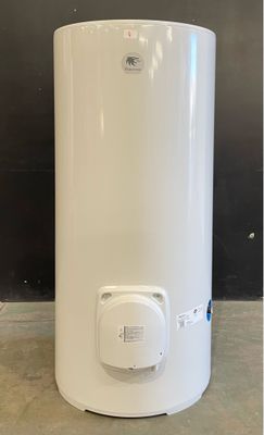 un chauffe-eau blanc posé à même le sol, près d'un mur
