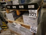 de nombreuses boîtes contenant des appareils électroniques sur les rayons du magasin
