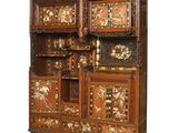 une image représentant une armoire en bois comportant de nombreux tiroirs et portes